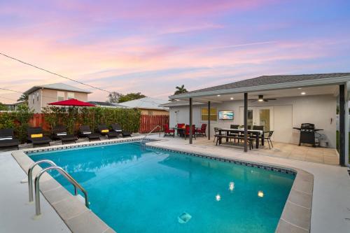 Aqua Blue Close to the Beach Large Heated Pool Fenced in Yard Pet Friendly in Naples, United States