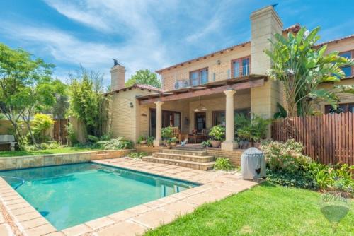 Tuscany Hauss Villa — 4-Star Luxury Hotel in Cape Town, South Africa