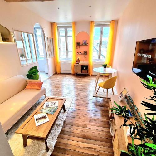 Chez Alba Terrasse Local a Velos Et Parking Au Centre Historique in Tonnerre, France