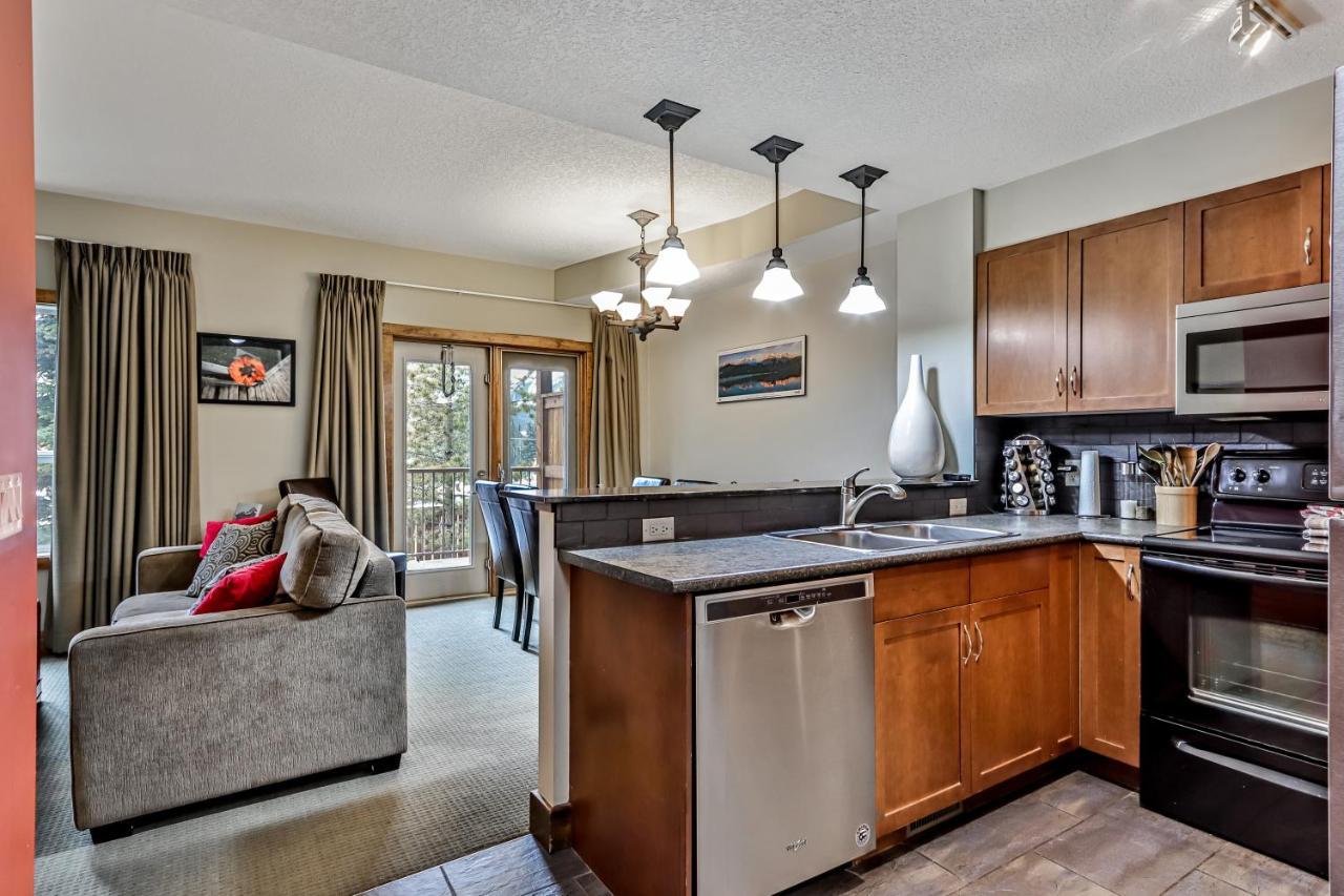 Spacious Pet Friendly Townhouse Hot Tub Perfect for Families — 4-Star Luxury Hotel in Canmore, Canada