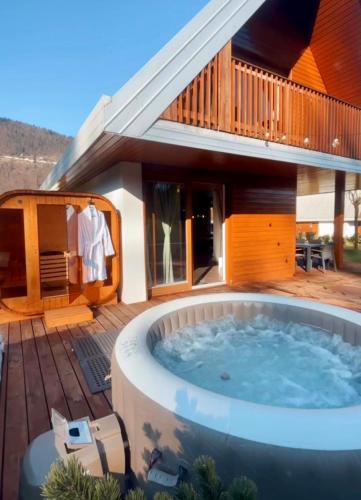 Lux Chalet Sauna and Hot Tub — 4-Star Luxury Hotel in Topolsica, Slovenia