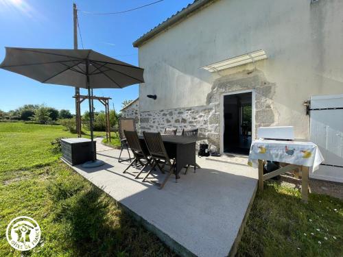 Charmant Gîte à Beaufou avec Terrasse Privée FR 1 426 581 - last minute hotel in Saint-Etienne-Du-Bois