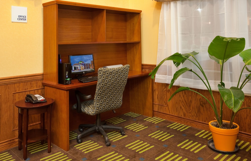 Holiday Inn Express Hotel & Stes Kansas City Sports Complex by IHG - photo 35