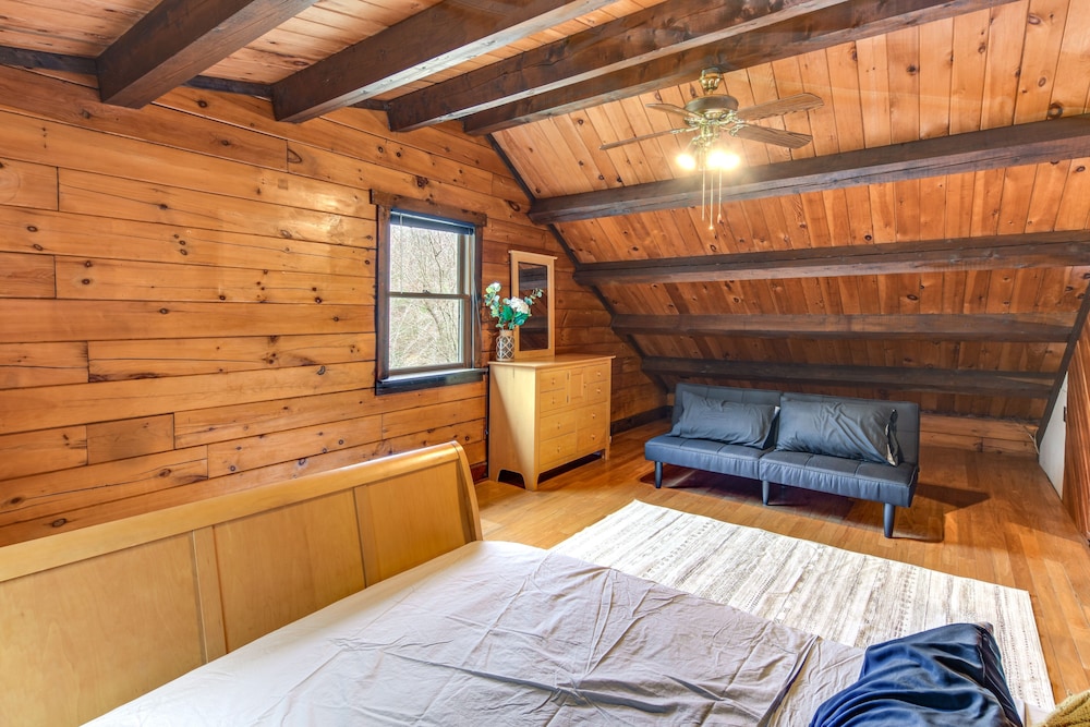 Lock Haven Cabin W Wood Stove And Mountain View 19694584 — Lock Haven