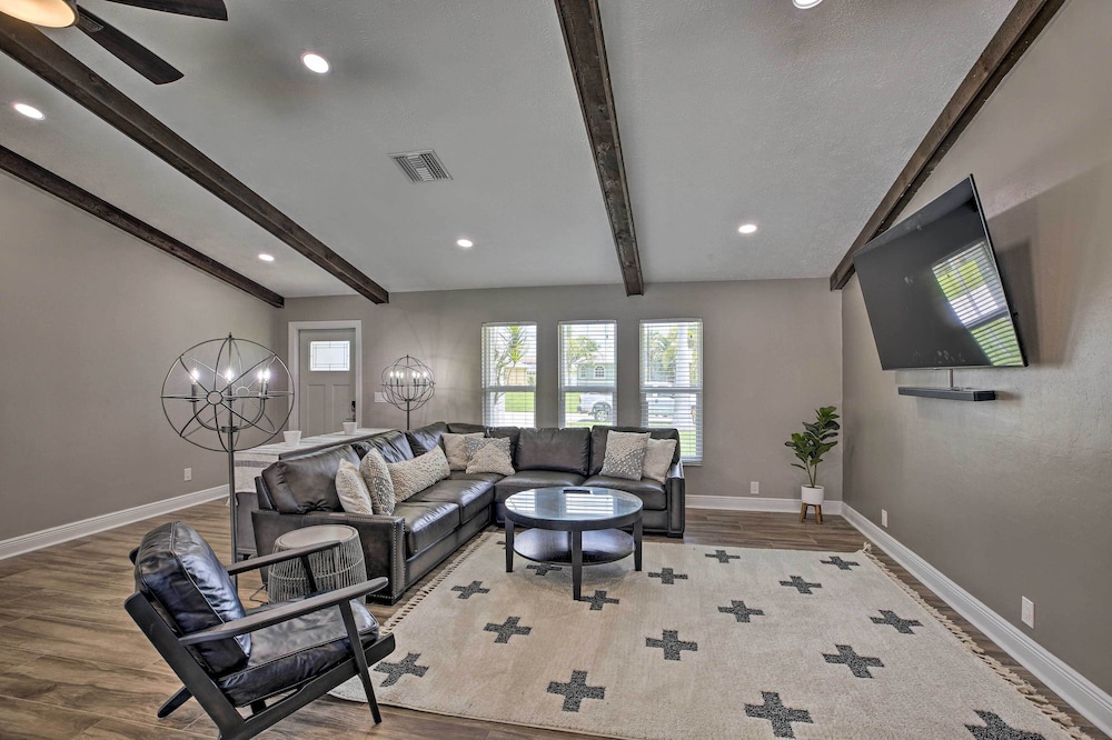 Canal Front Cape Coral Home Pool and Patio — 4-Star Luxury Hotel in Cape Coral, United States