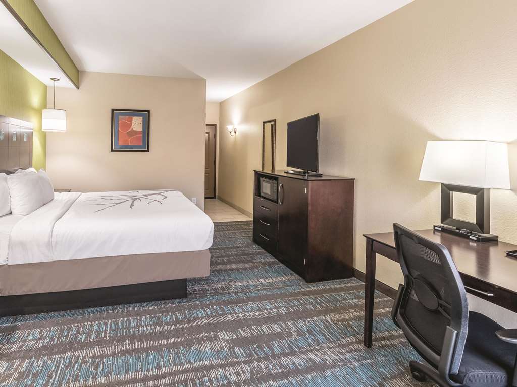 La Quinta Inn & Suites by Wyndham Dallas Grand Prairie South - photo 26