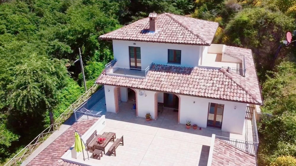 Villa Maggiorana 10 — 4-Star Luxury Hotel in Lisciano Niccone, Italy