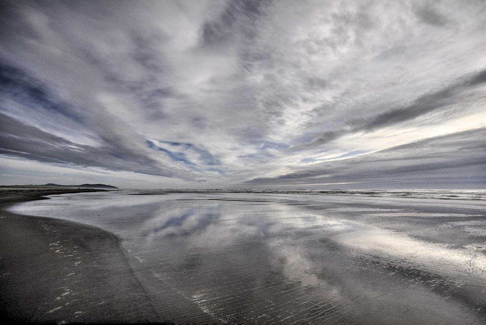 Oceanfront Retreat w Private Long Beach Access in Long Beach, United States