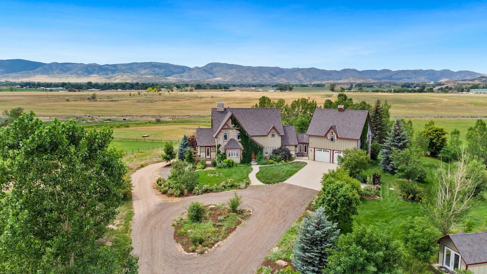 Sunrise Ranch Amazing Mountain Views — 4-Star Luxury Hotel in Fort Collins, United States