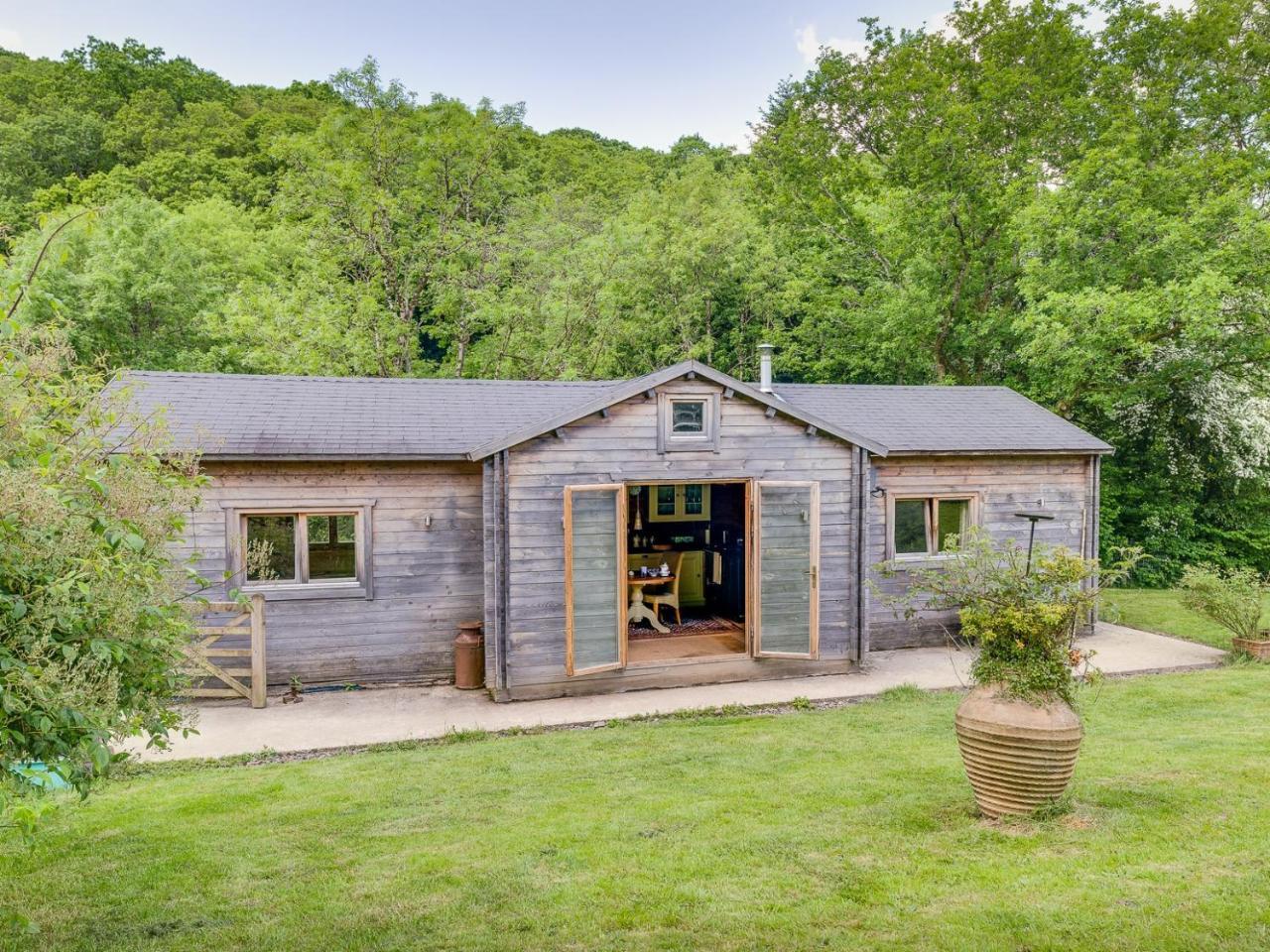 Ash Mill Cabin — 4-Star Luxury Hotel in Chulmleigh, United Kingdom