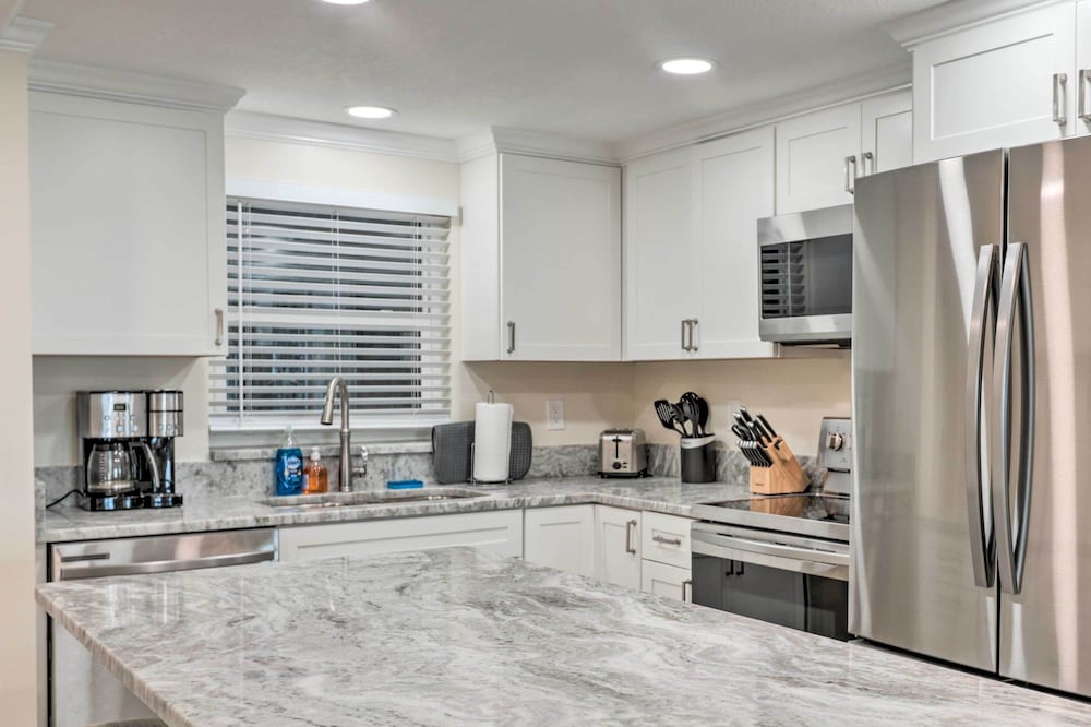 Oceanfront Retreat w Beach & Resort Access - photo 2