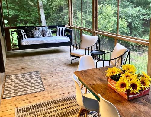 Close to Lake Blue Ridge Hot Tub Swing Beds in Morganton, United States