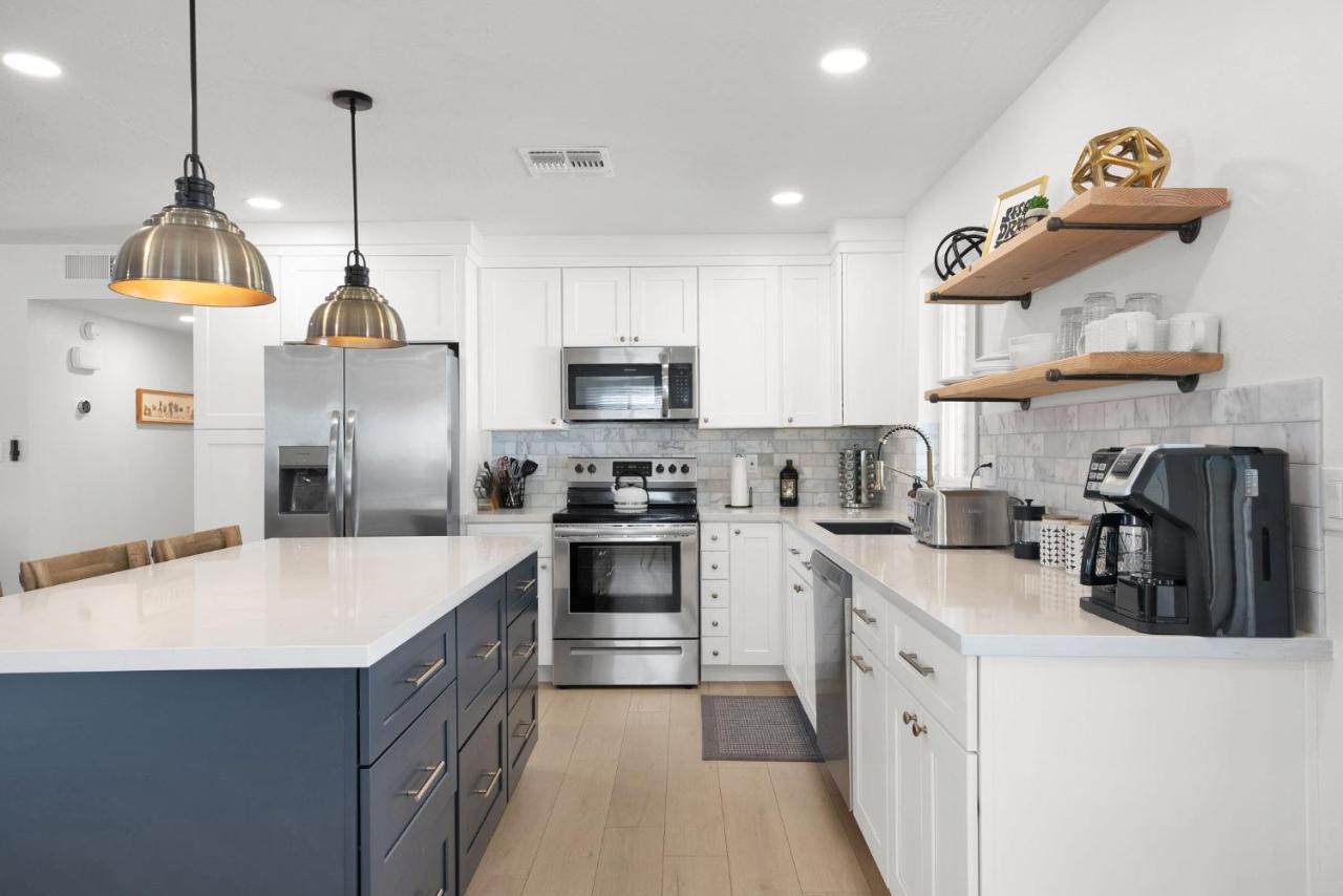 Modern Home with Pool Near ASU & Scottsdale — 4-Star Luxury Hotel in Tempe, United States