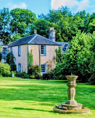 Mid Cottage at Powis House Estate — 4-Star Luxury Hotel in Stirling, United Kingdom