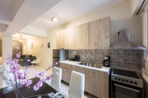 Koukaki Comfort Modern 2BR near Acropolis by ΜΡS — 4-Star Luxury Hotel in Athens, Greece