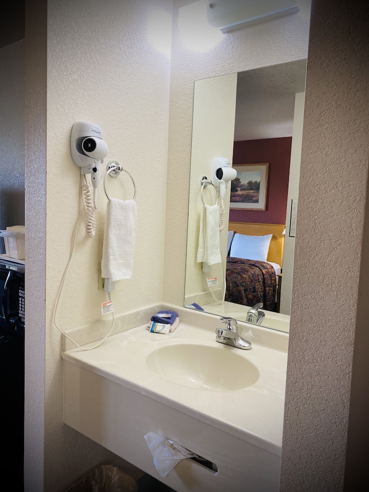Herington Inn & Suites - photo 17