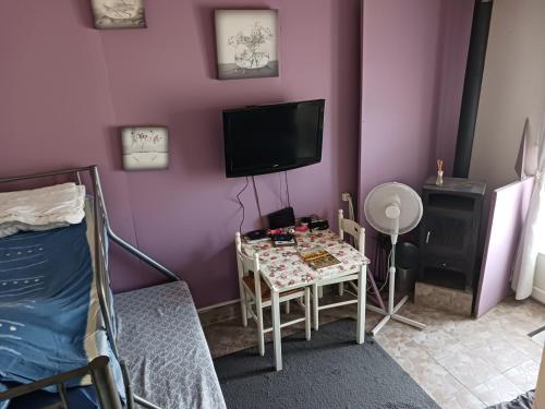 Studio Independant Avec Terrasse — hotel in Montalieu