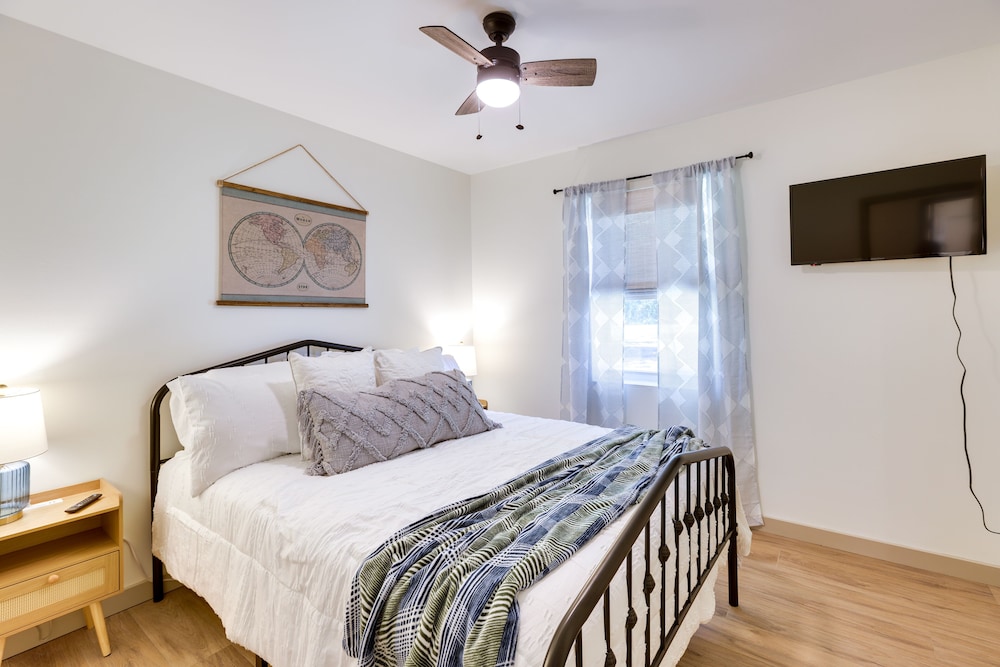 Pet friendly Alabama Retreat w Deck & Patio — hotel in Moody