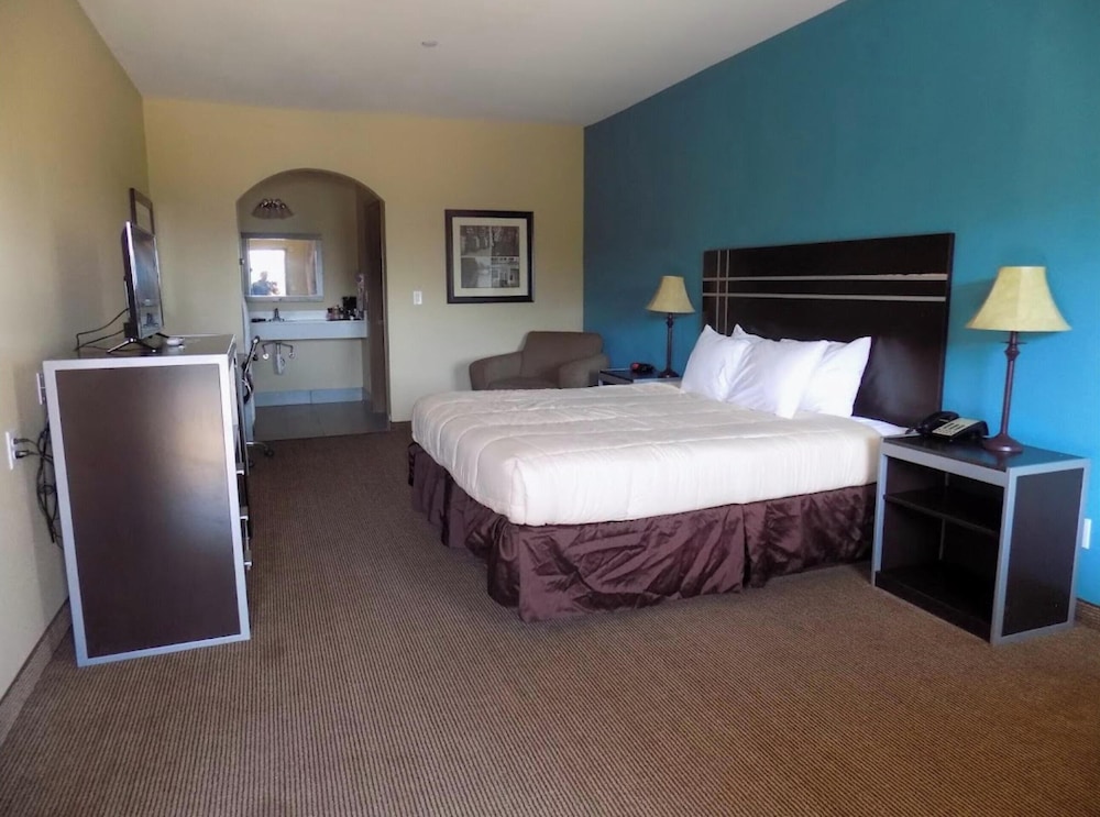 Moulton Inn & Suites By OYO Near Shiner TX - photo 18