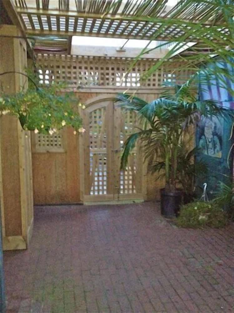Kenny's Tipperary Inn - photo 27