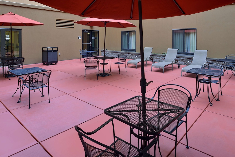 Hampton Inn & Suites Tacoma - photo 39