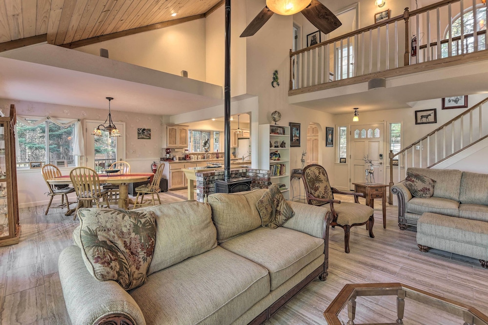 20 Mi to Lassen Park Chateau with Mt Shasta View pet-friendly hotel Shingletown