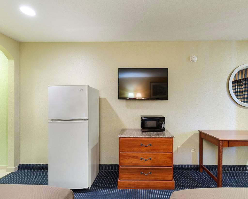 Rodeway Inn South Houston - photo 20