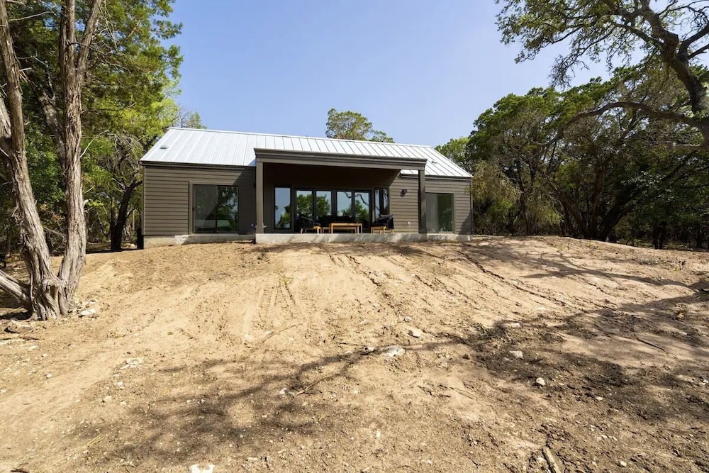 Sleek Sanctuary - carbon neutral hotel in Unknown City