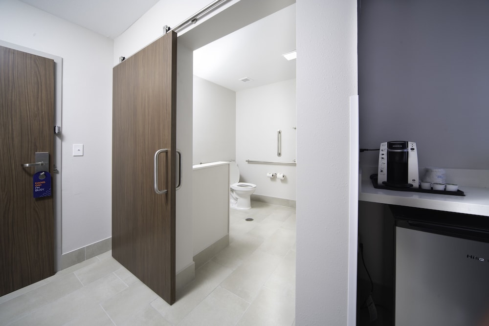 Holiday Inn Express & Suites Fort Myers Airport by IHG - photo 17