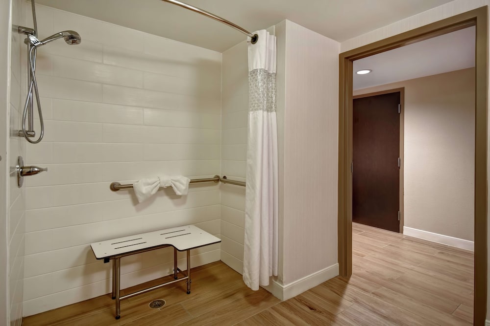 Hampton Inn Auburn - photo 20