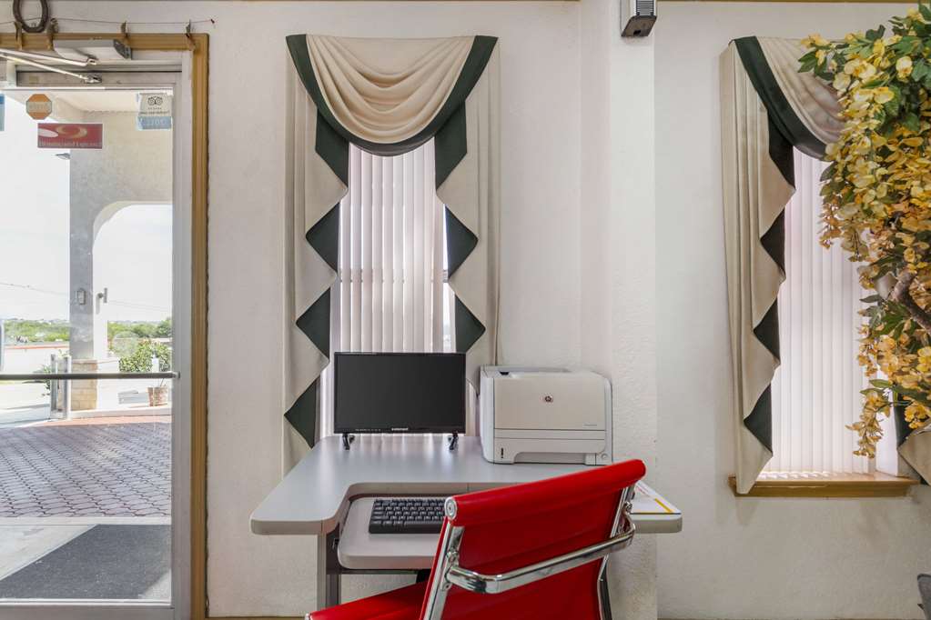 Econo Lodge Inn & Suites Near Lackland AFB - photo 32