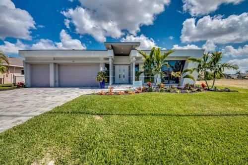 CoralVilla Perfection luxurious sun deck on water pool spa — 4-Star Luxury Hotel in Cape Coral, United States