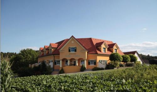 Ferienhof Uhudler Arkaden — 4-Star Luxury Hotel in Stegersbach, Austria