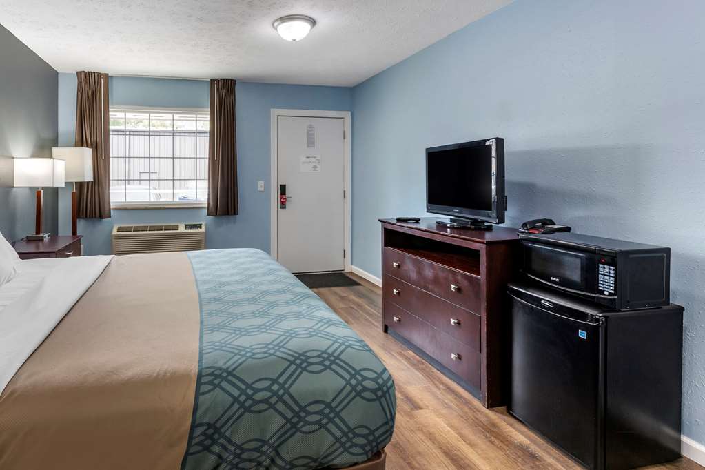 Econo Lodge Inn & Suites Sandusky South - photo 20
