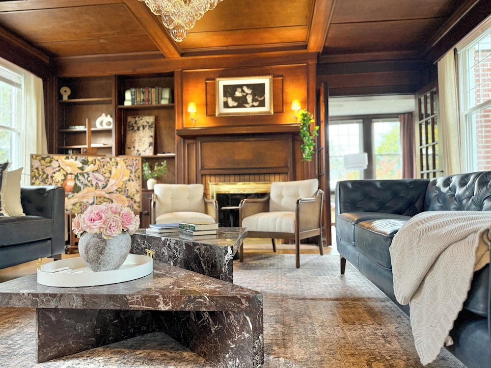 The Colonial Mt. Lebanon by Luxe PGH in Pittsburgh, United States