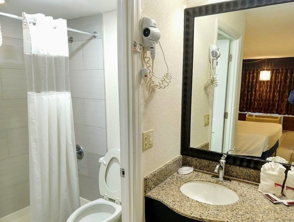 Red Carpet Inn Airport and Cruise Port Hotel Fort Lauderdale - photo 21