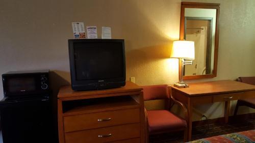Scottish Inn Knoxville - photo 9