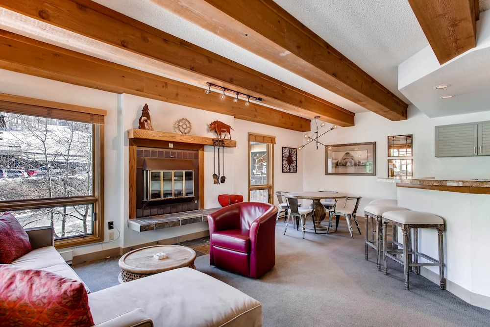Elegantly Styled Plaza 2 Bedroom Condo No Cleaning Fee by RedAwning — 4-Star Luxury Hotel in Crested Butte, United States
