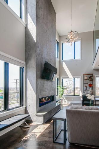 Skyline View Mansion Hot Tub Close To Downtown Less than 10 Mins to 5 Points and Broadway 3 Spacious Suites Workspace Garage Spaces and Ample Parking 24 Hr Hospitality — 4-Star Luxury Hotel in Nashville, United States