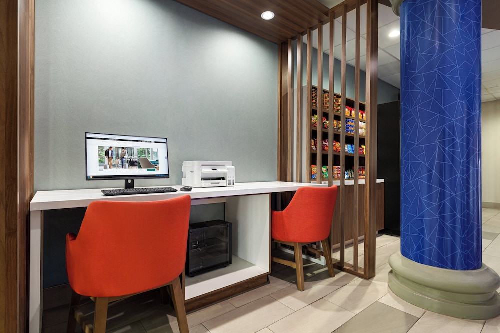 Holiday Inn Express and Suites Bakersfield Central by IHG - photo 29