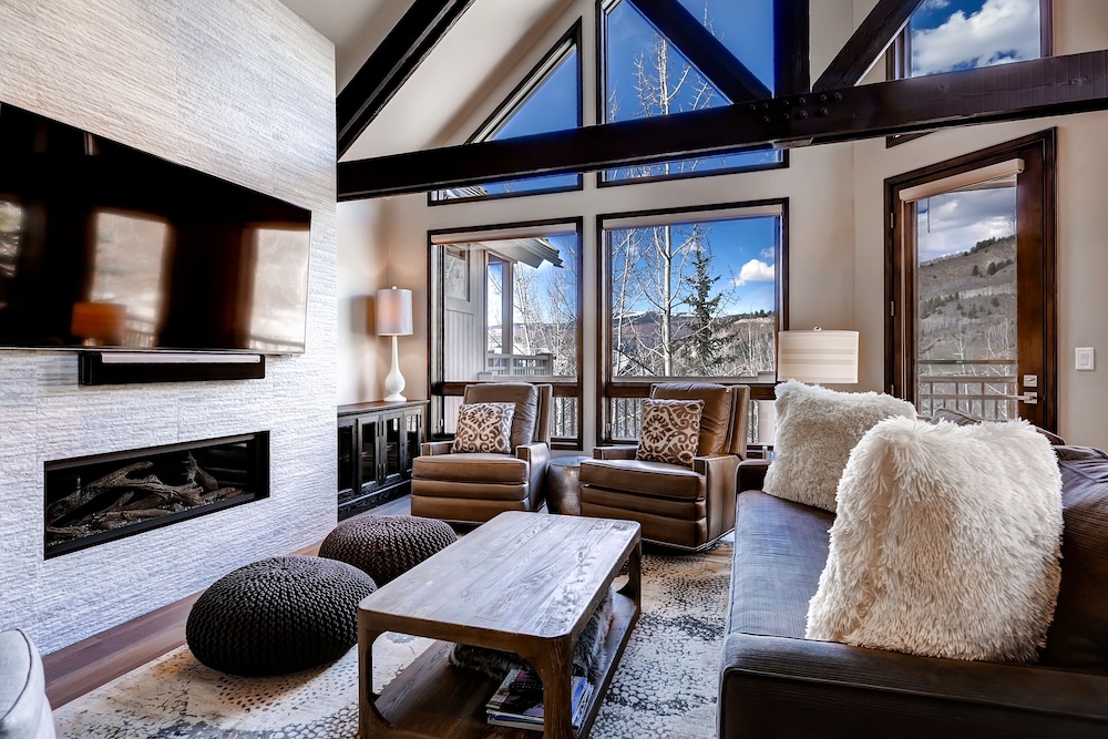 Luxe Pines Lodge Townhome Sleeps 10 4 Bedroom Townhouse by RedAwning — 4-Star Luxury Hotel in Avon, United States