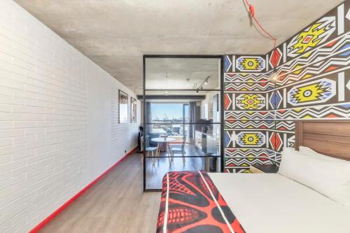 605 WEX1 Designer Studio With Pool and Onsite Parking