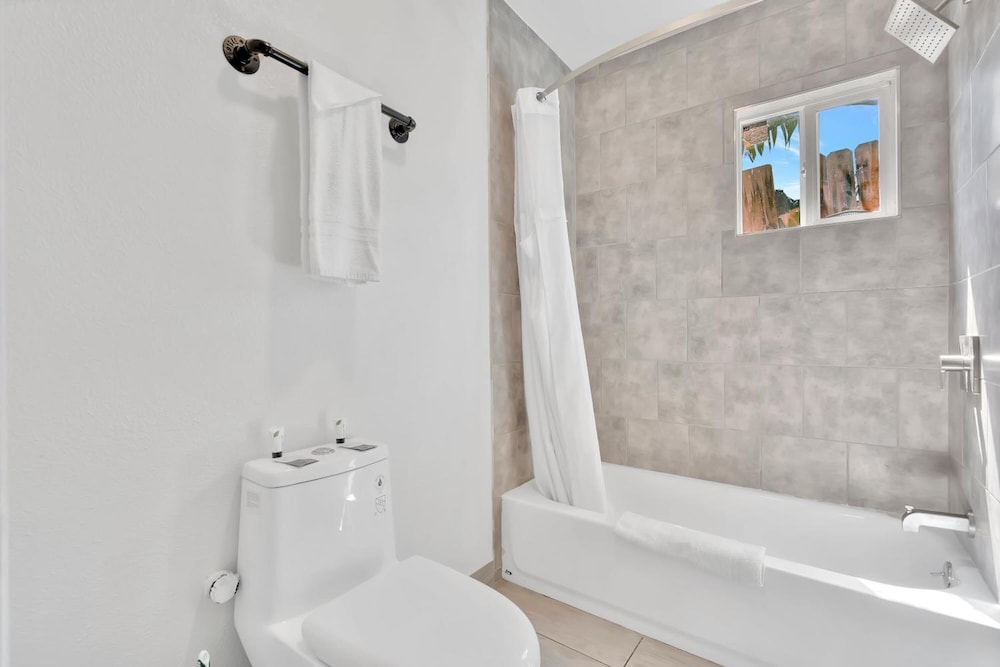 Tradewinds Motel - photo 24