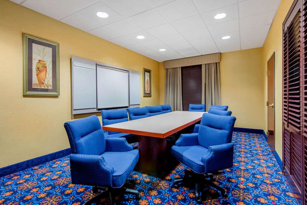 La Quinta Inn & Suites by Wyndham Mt. Laurel Philadelphia - photo 53