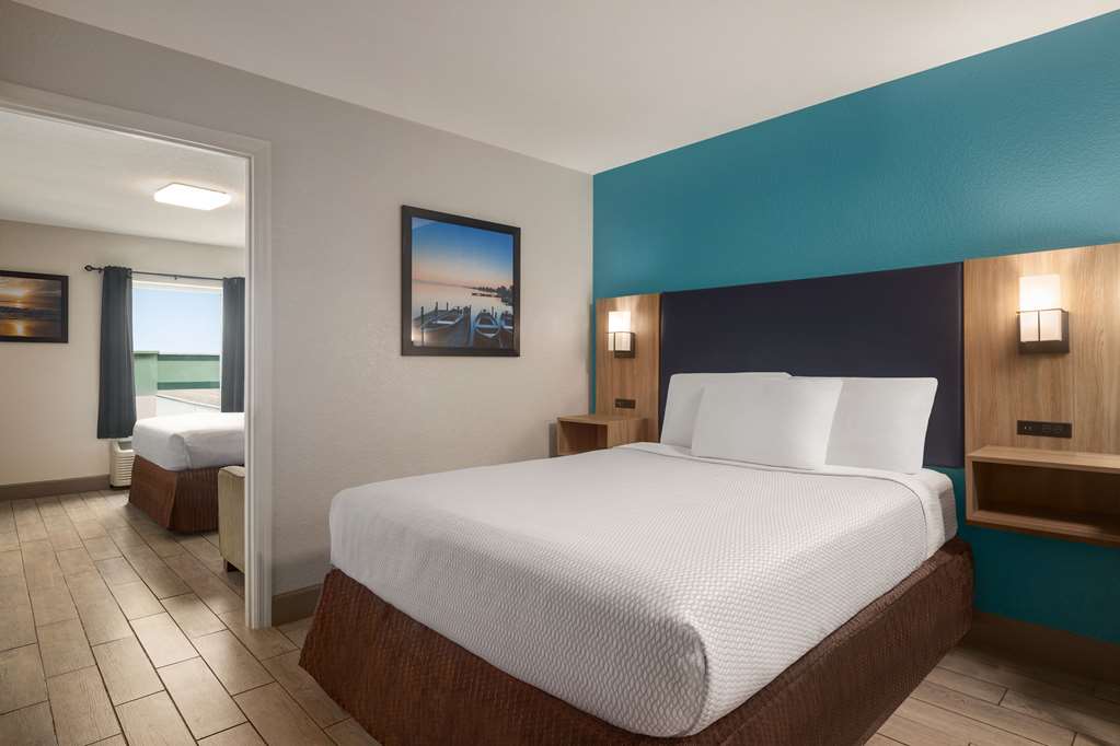 La Quinta Inn & Suites by Wyndham Oceanfront Daytona Beach - photo 20