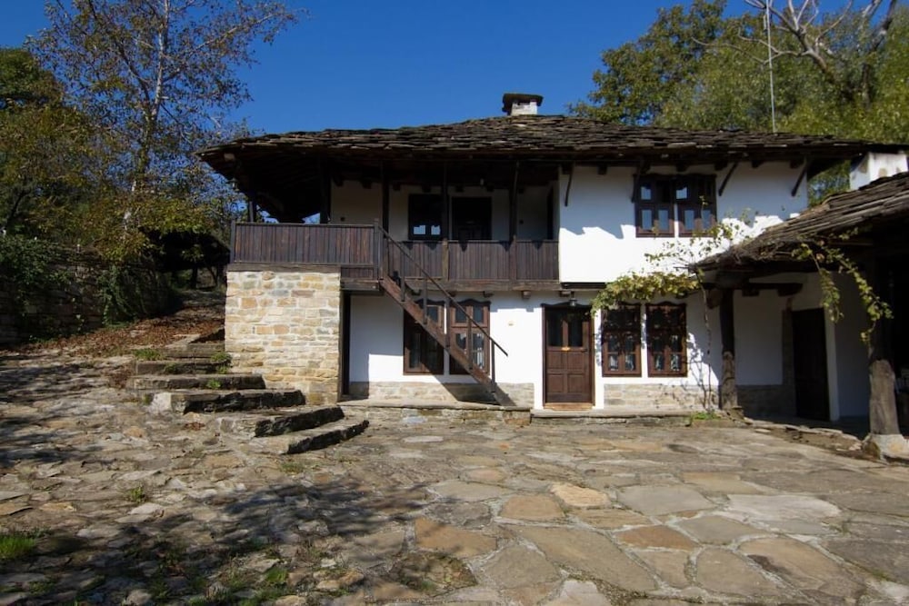Dedovite kashti — hotel in Lovech