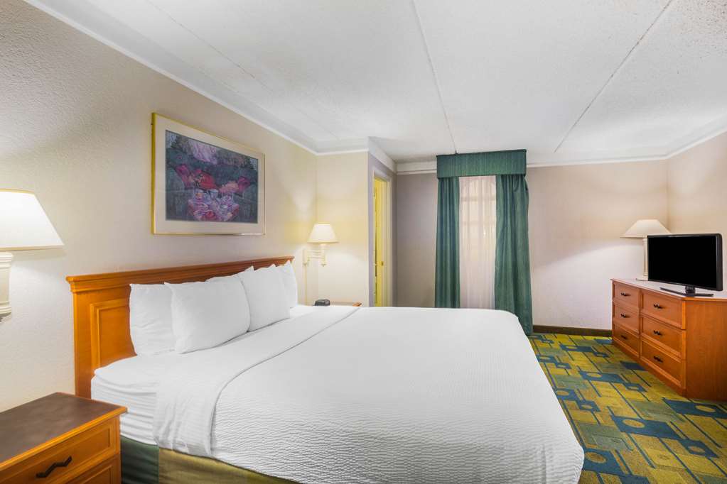 Super 8 by Wyndham Eagle Pass - photo 27