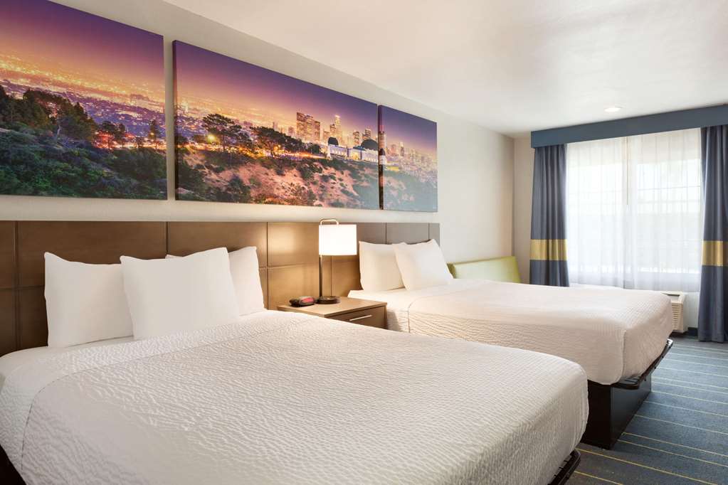 Days Inn & Suites by Wyndham Anaheim At Disneyland Park - photo 12