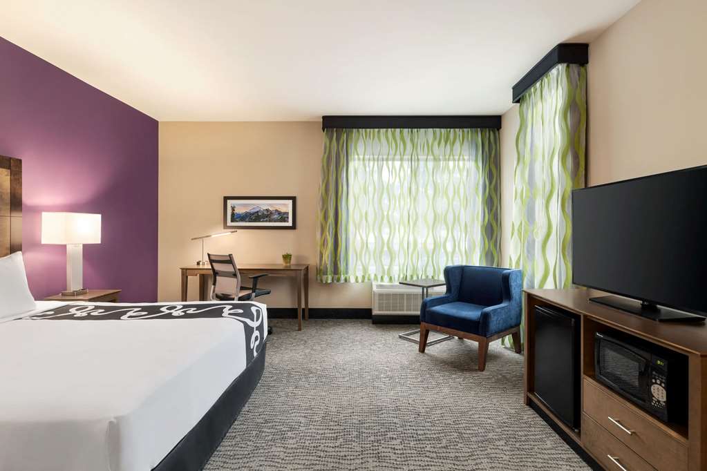 La Quinta Inn & Suites by Wyndham Burlington - photo 11