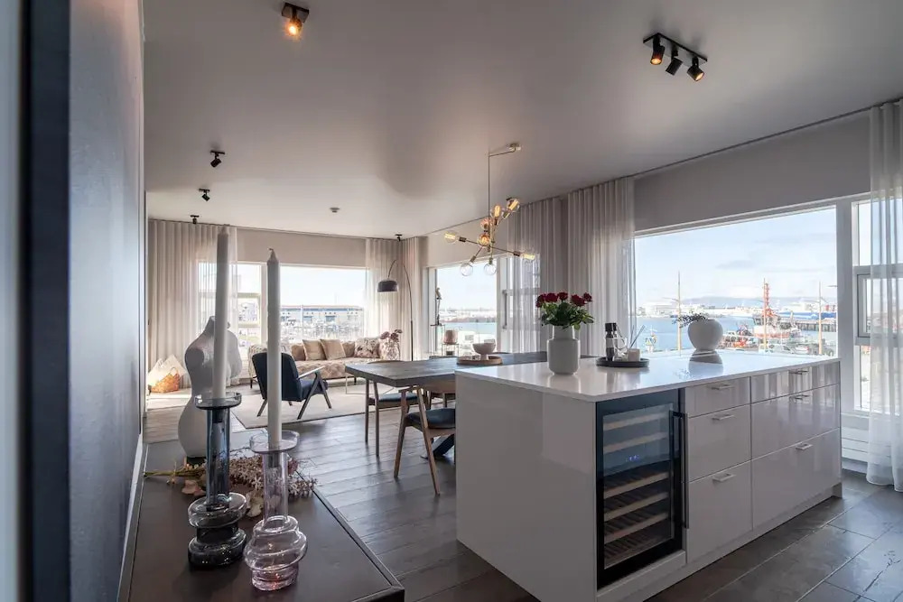 Ocean Breeze Luxury Apartment
